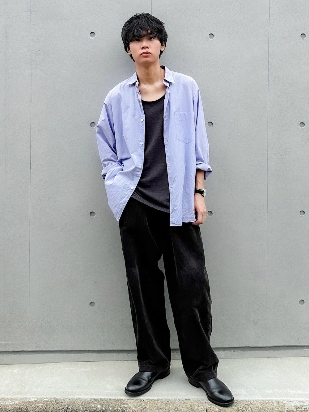 ブラック系のその他パンツ、ブラック系のタンクトップ、ブルー系のシャツ/ブラウスを着用したメンズの秋コーディネートの1枚目の写真