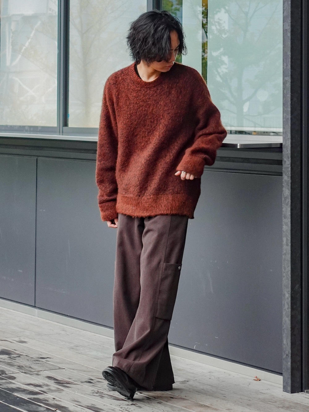 ブラック系のブーツ、ブラウン系のニット/セーター、ブラウン系のカーゴパンツを着用したメンズの秋コーディネートの1枚目の写真