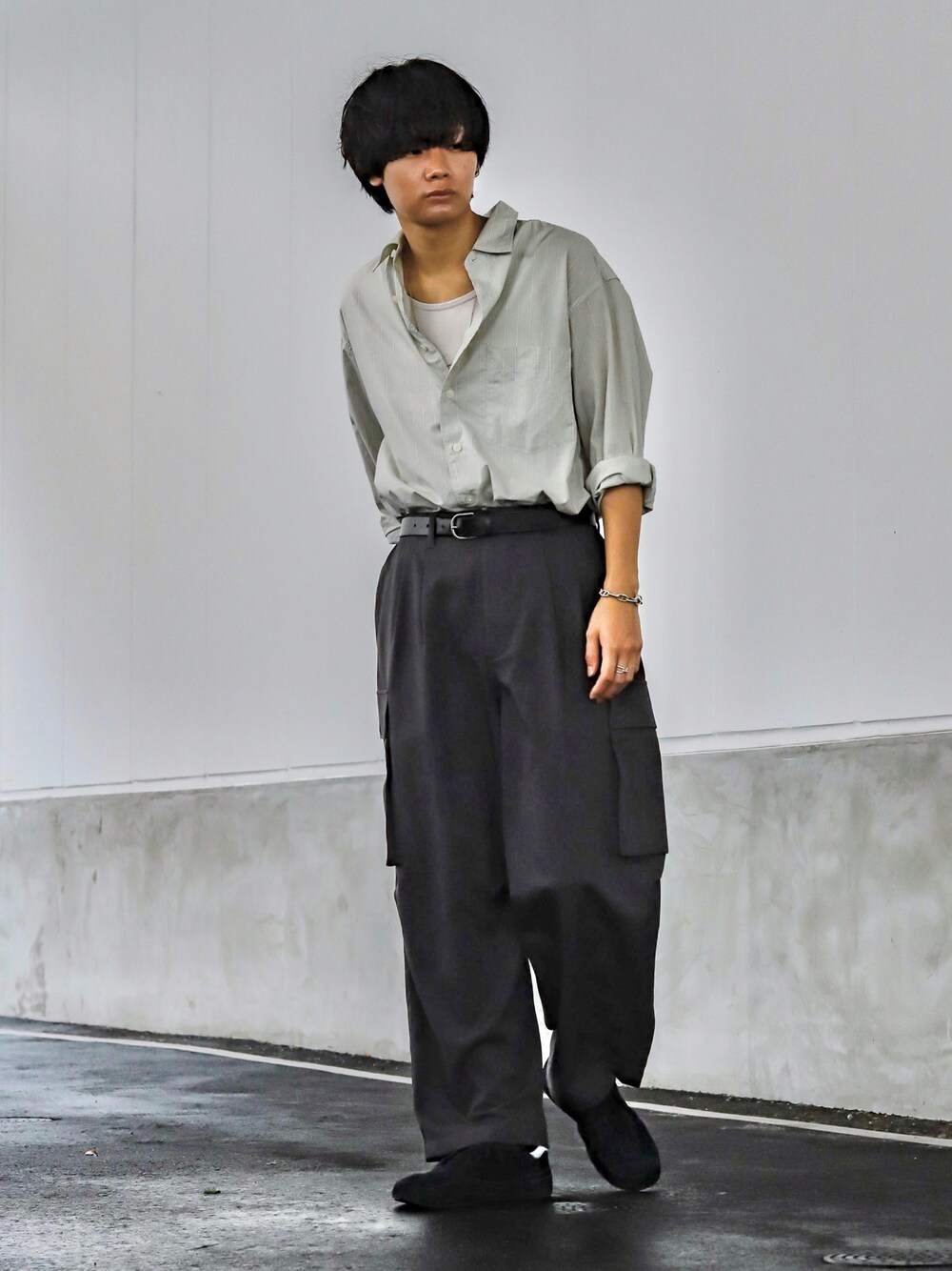 グレー系のカーゴパンツ、グリーン系のシャツ/ブラウス、グレー系のタンクトップを着用したメンズの夏コーディネートの1枚目の写真