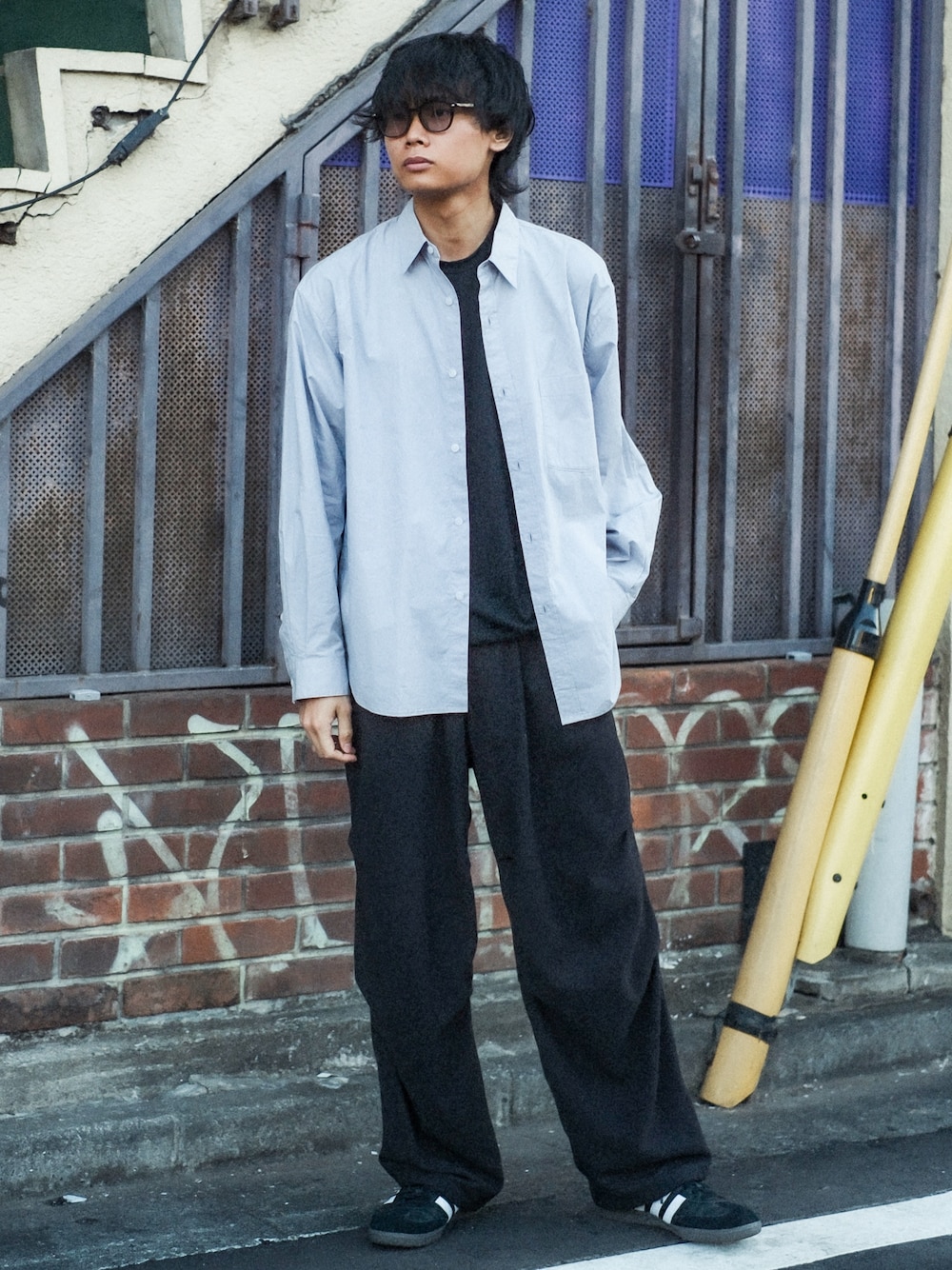 ブルー系のシャツ/ブラウス、ブラック系のTシャツ/カットソー、ブラック系のその他パンツを着用したメンズの秋コーディネートの1枚目の写真