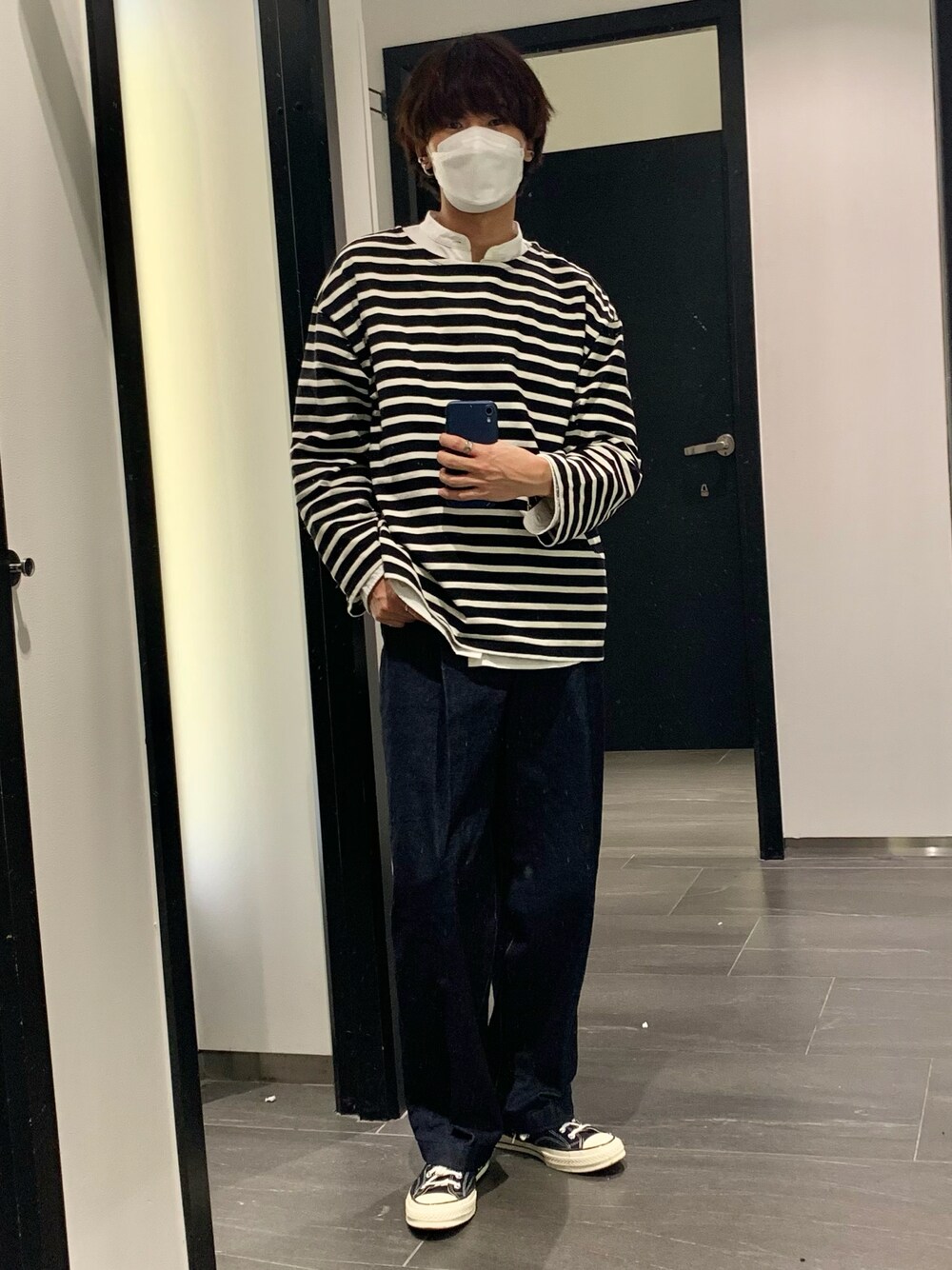 ブラック系のTシャツ/カットソー、ホワイト系のシャツ/ブラウス、ブルー系のデニムパンツを着用したメンズの秋コーディネートの1枚目の写真