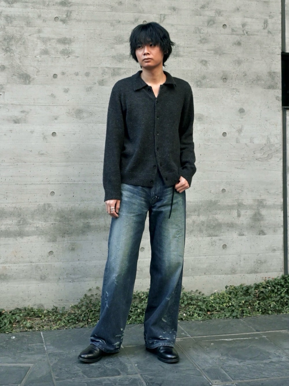 ブラック系のブーツ、ブラック系のカーディガン/ボレロ、ブルー系のデニムパンツを着用したメンズの冬コーディネートの1枚目の写真