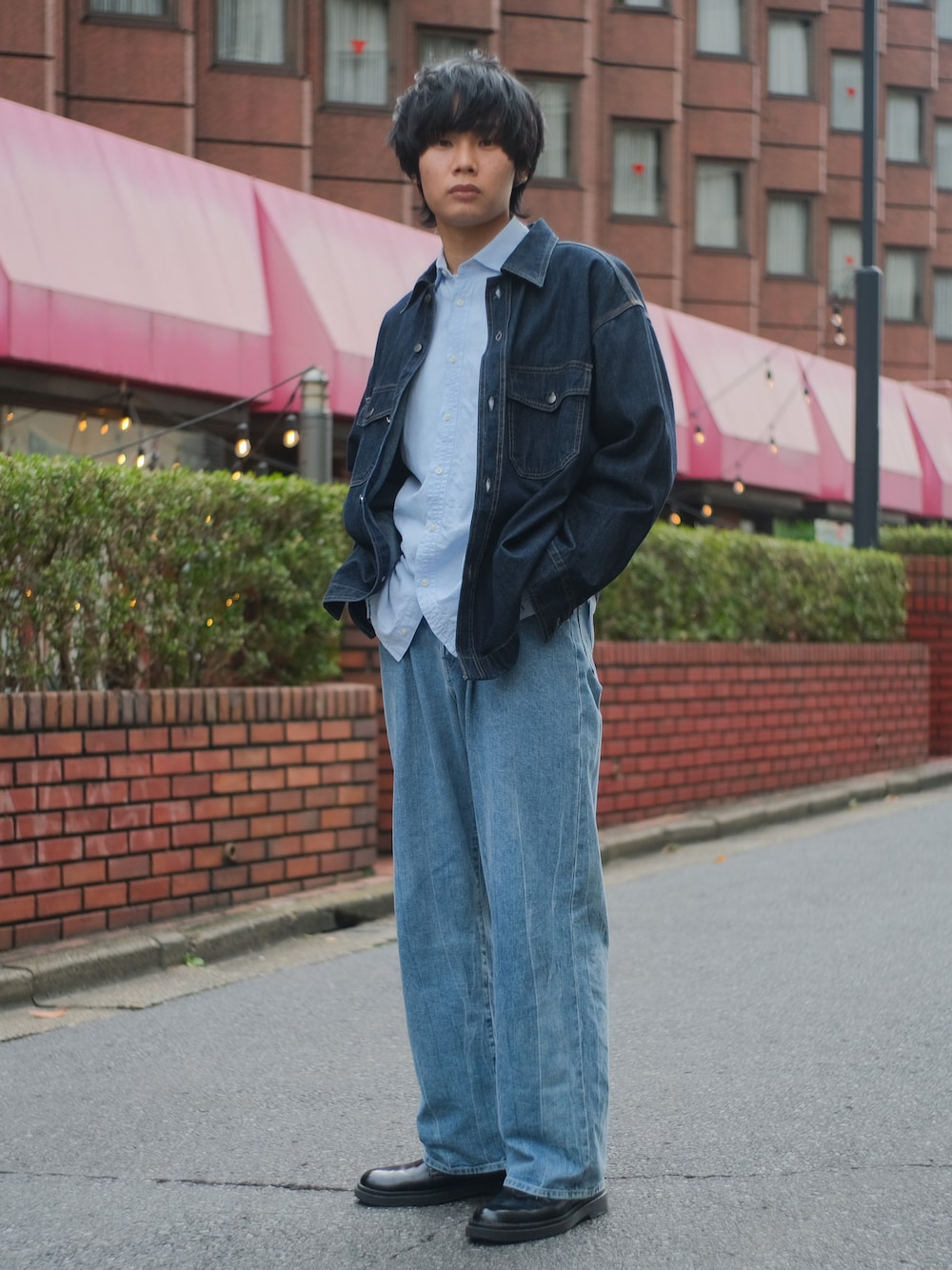 ブルー系のシャツ/ブラウス、ブルー系のシャツ/ブラウス、ブルー系のデニムパンツを着用したメンズの冬コーディネートの1枚目の写真