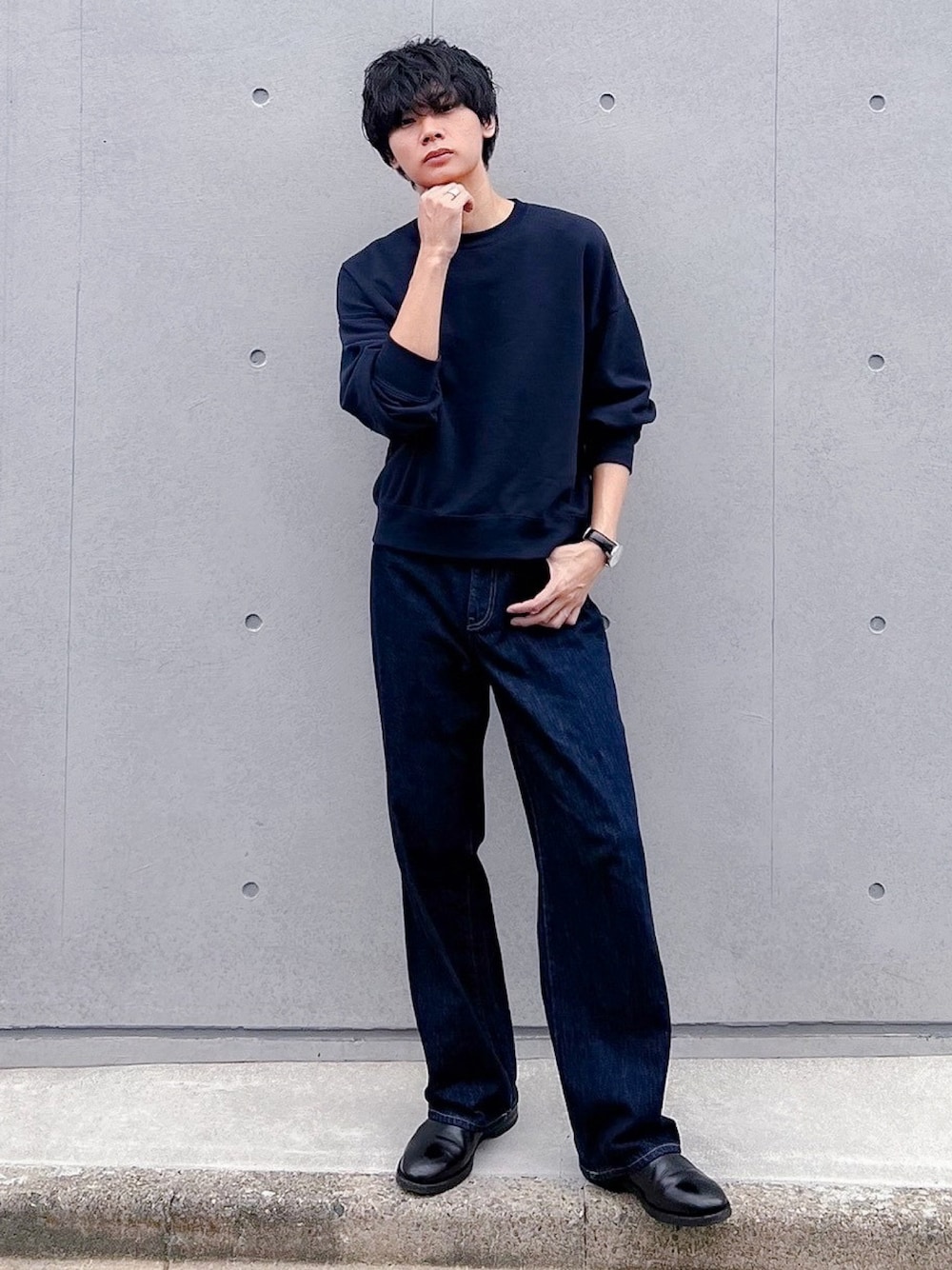 ブルー系のデニムパンツ、ブラック系のブーツ、ブルー系のスウェットを着用したメンズの秋コーディネートの1枚目の写真
