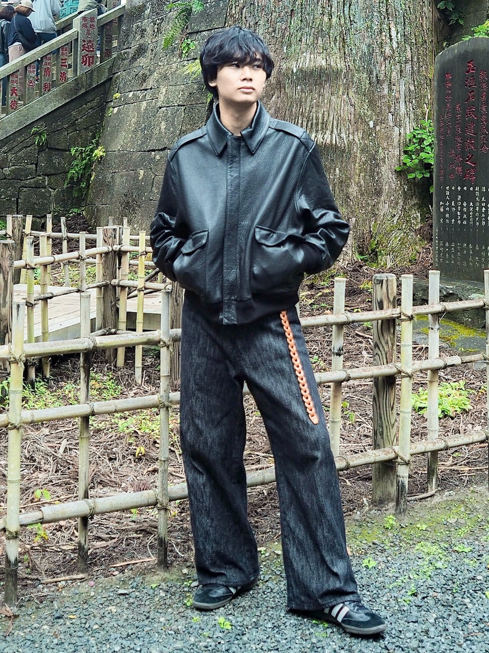 ブラック系のデニムパンツ、ブラック系のブルゾン、ブラック系のスニーカーを着用したメンズの秋コーディネートの1枚目の写真
