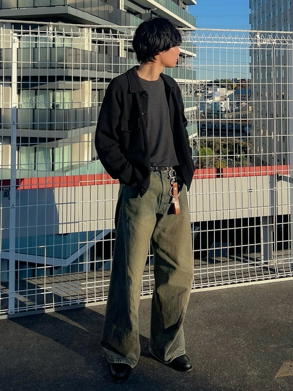 ブルー系のデニムパンツ、ブラック系のローファー、ブラック系のニット/セーターを着用したメンズの冬コーディネートの1枚目の写真