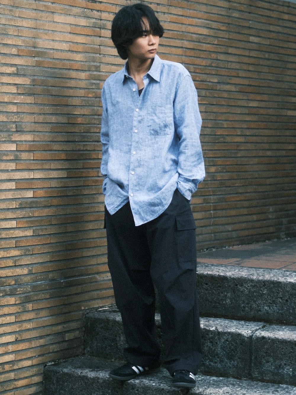 ブルー系のシャツ/ブラウス、ブラック系のカーゴパンツ、ブラック系のスニーカーを着用したメンズの春コーディネートの1枚目の写真