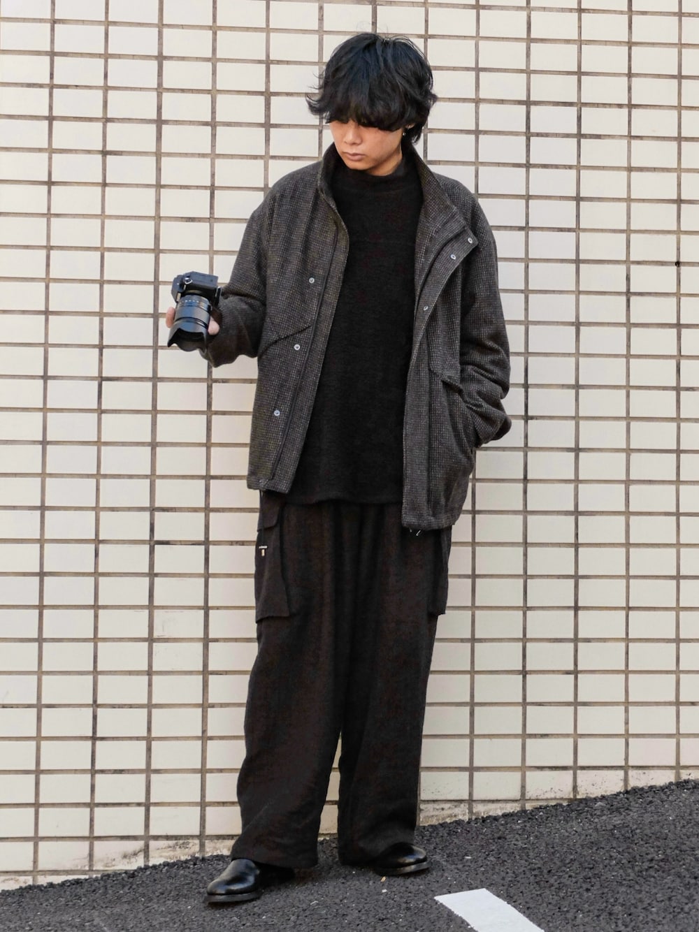 ブラック系のTシャツ/カットソー、ブラウン系のブルゾン、ブラック系のトップスを着用したメンズの冬コーディネートの1枚目の写真