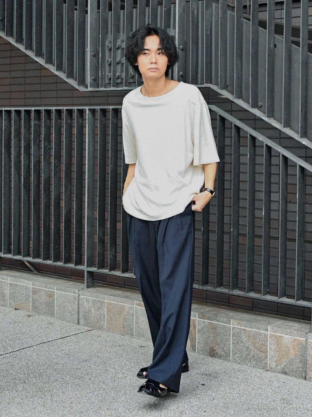 ブラック系のサンダル、ホワイト系のTシャツ/カットソー、ブラック系のスラックスを着用したメンズの夏コーディネートの1枚目の写真
