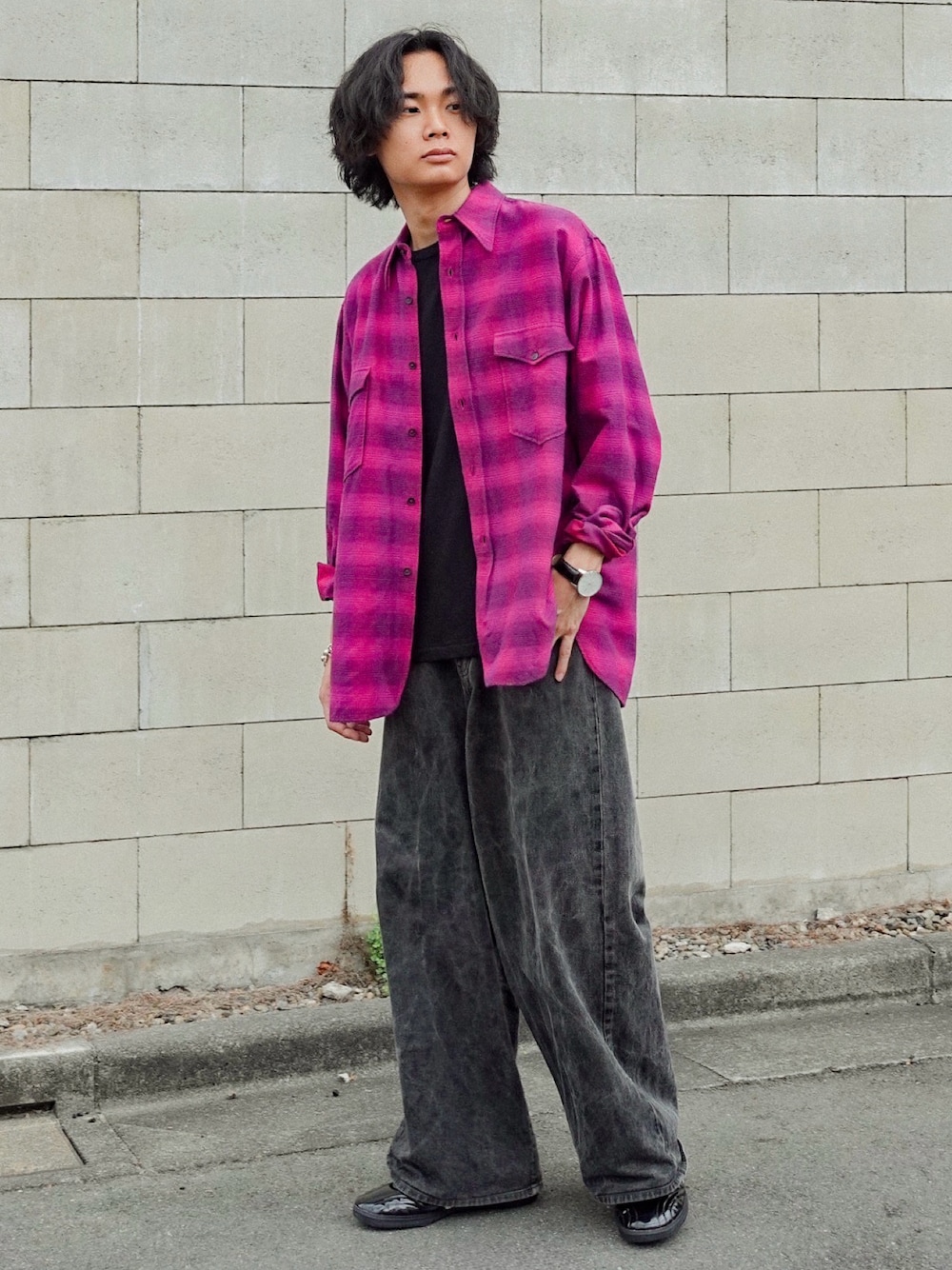 ブラック系のデニムパンツ、ブラック系のTシャツ/カットソー、ブラック系のスニーカーを着用したメンズの秋コーディネートの1枚目の写真