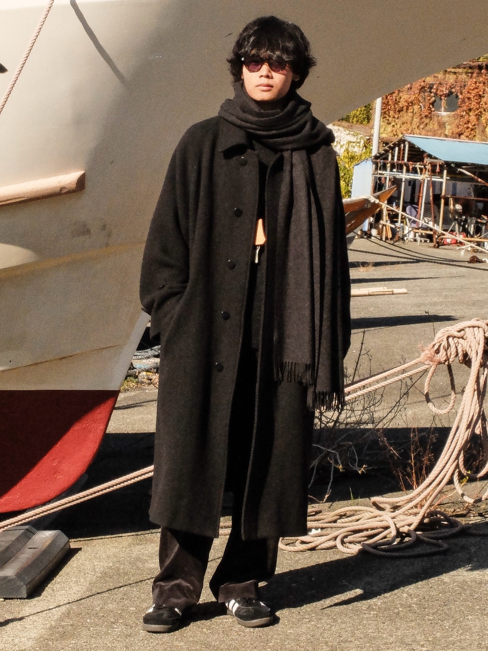 ブラック系のその他アウター、ブラック系のニット/セーター、ブラック系のその他パンツを着用したメンズの冬コーディネートの1枚目の写真