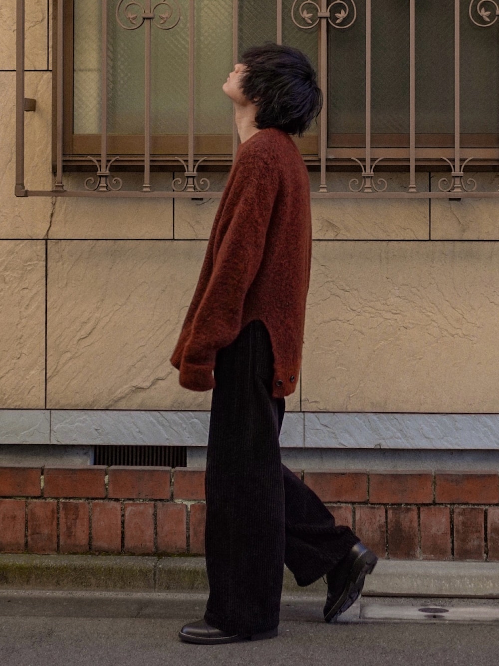 ブラック系のドレスシューズ、ブラウン系のニット/セーター、ブラック系のパンツを着用したメンズの冬コーディネートの1枚目の写真