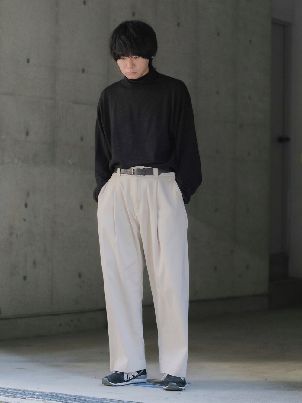 ホワイト系のその他パンツ、ブラック系のスニーカーを着用したメンズの春コーディネートの1枚目の写真