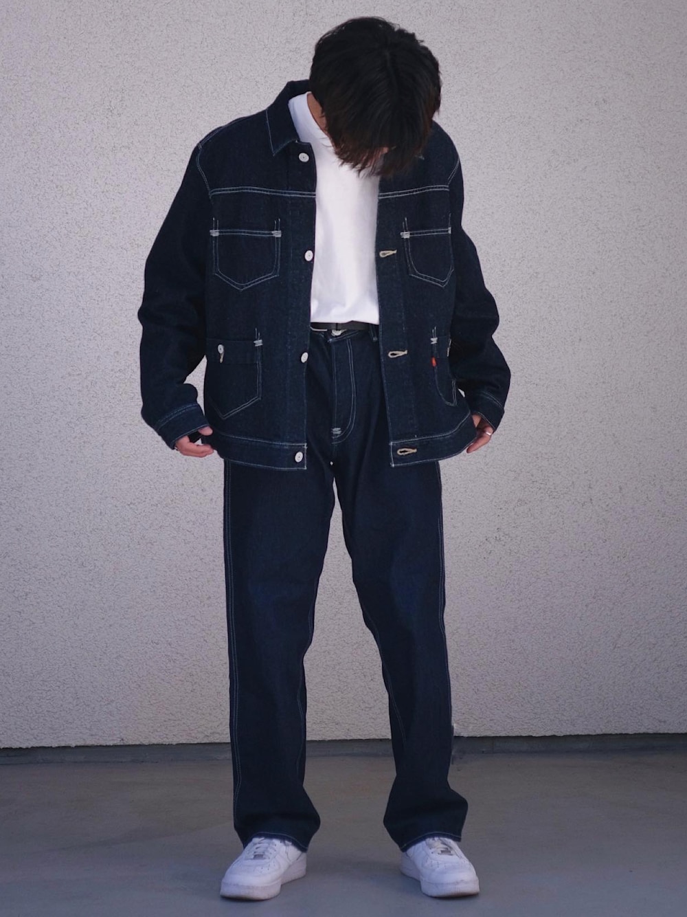 ブルー系のデニムジャケット、ホワイト系のTシャツ/カットソー、ブルー系のデニムパンツを着用したメンズの春コーディネートの1枚目の写真