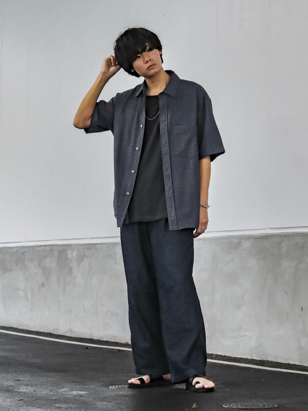 ブラック系のタンクトップ、グレー系のシャツ/ブラウス、ブルー系のデニムパンツを着用したメンズの夏コーディネートの1枚目の写真