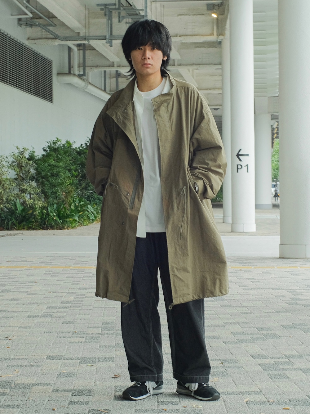 グリーン系のモッズコート、ホワイト系のシャツ/ブラウス、ホワイト系のTシャツ/カットソーを着用したメンズの秋コーディネートの1枚目の写真
