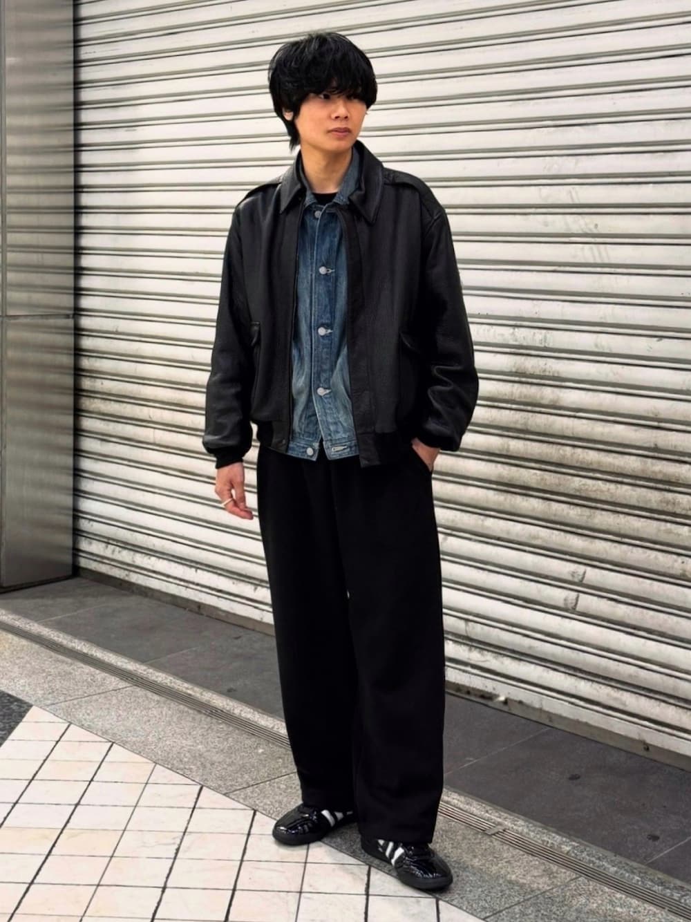 ブラック系のスウェットパンツ、ブラック系のスニーカー、ブラック系のブルゾンを着用したメンズの春コーディネートの1枚目の写真