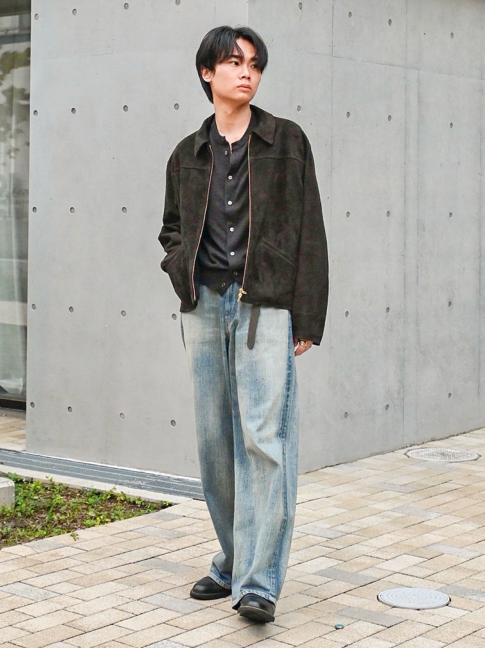 ブラック系のドレスシューズ、ブルー系のデニムパンツ、ブラック系のカーディガン/ボレロを着用したメンズの秋コーディネートの1枚目の写真