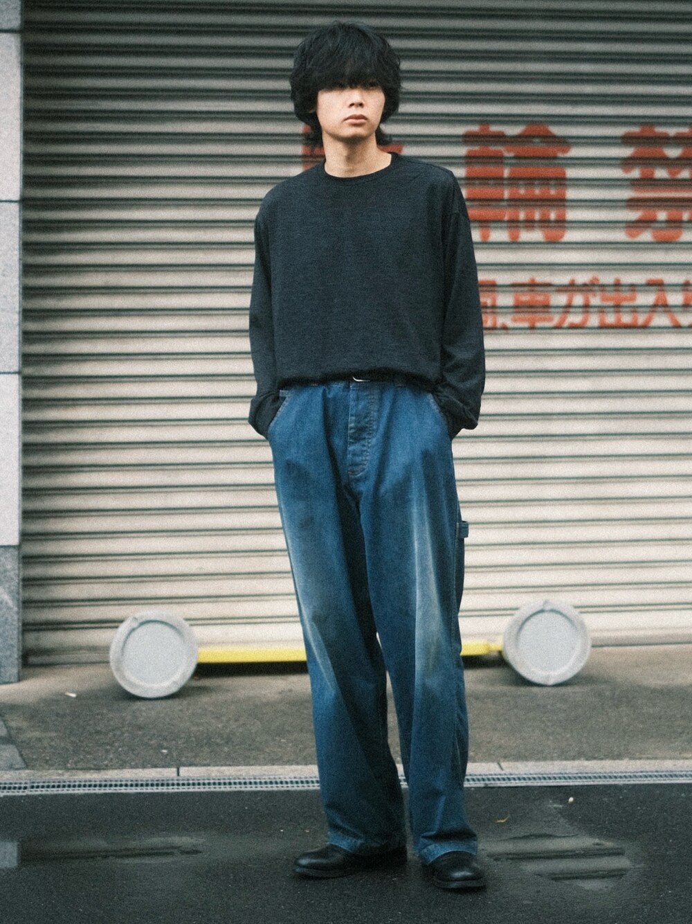 ブラック系のTシャツ/カットソー、ブルー系のデニムパンツ、ブラック系のブーツを着用したメンズの春コーディネートの1枚目の写真