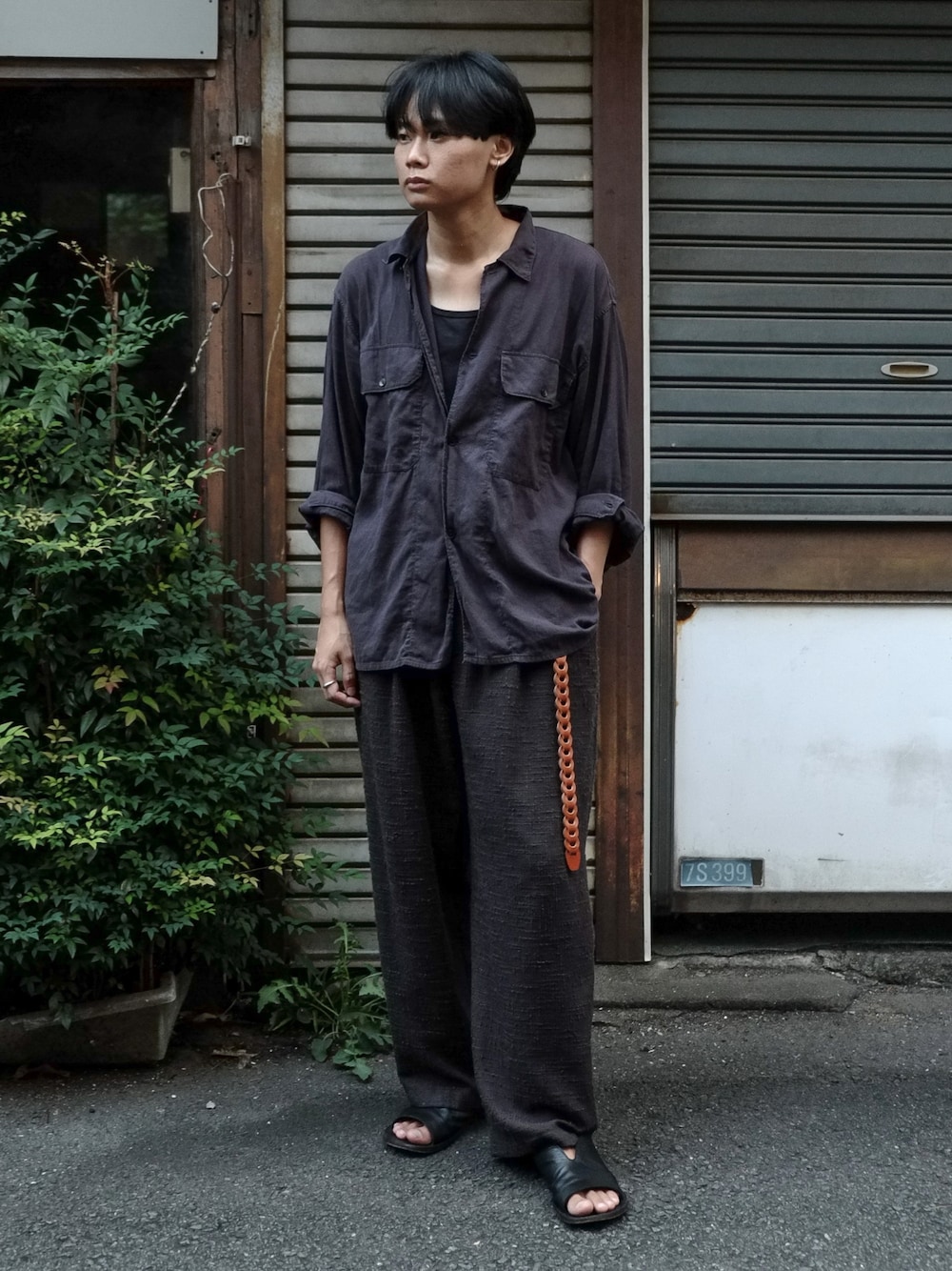 ブルー系のシャツ/ブラウス、グレー系のその他パンツ、ブラック系のサンダルを着用したメンズの夏コーディネートの1枚目の写真