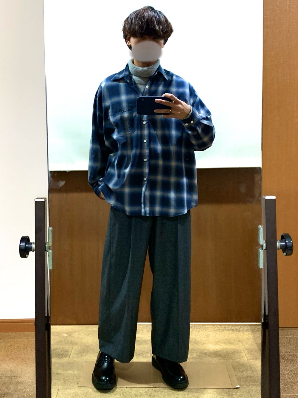 グレー系のスラックス、グレー系のシャツ/ブラウス、グレー系のニット/セーターを着用したメンズの冬コーディネートの1枚目の写真