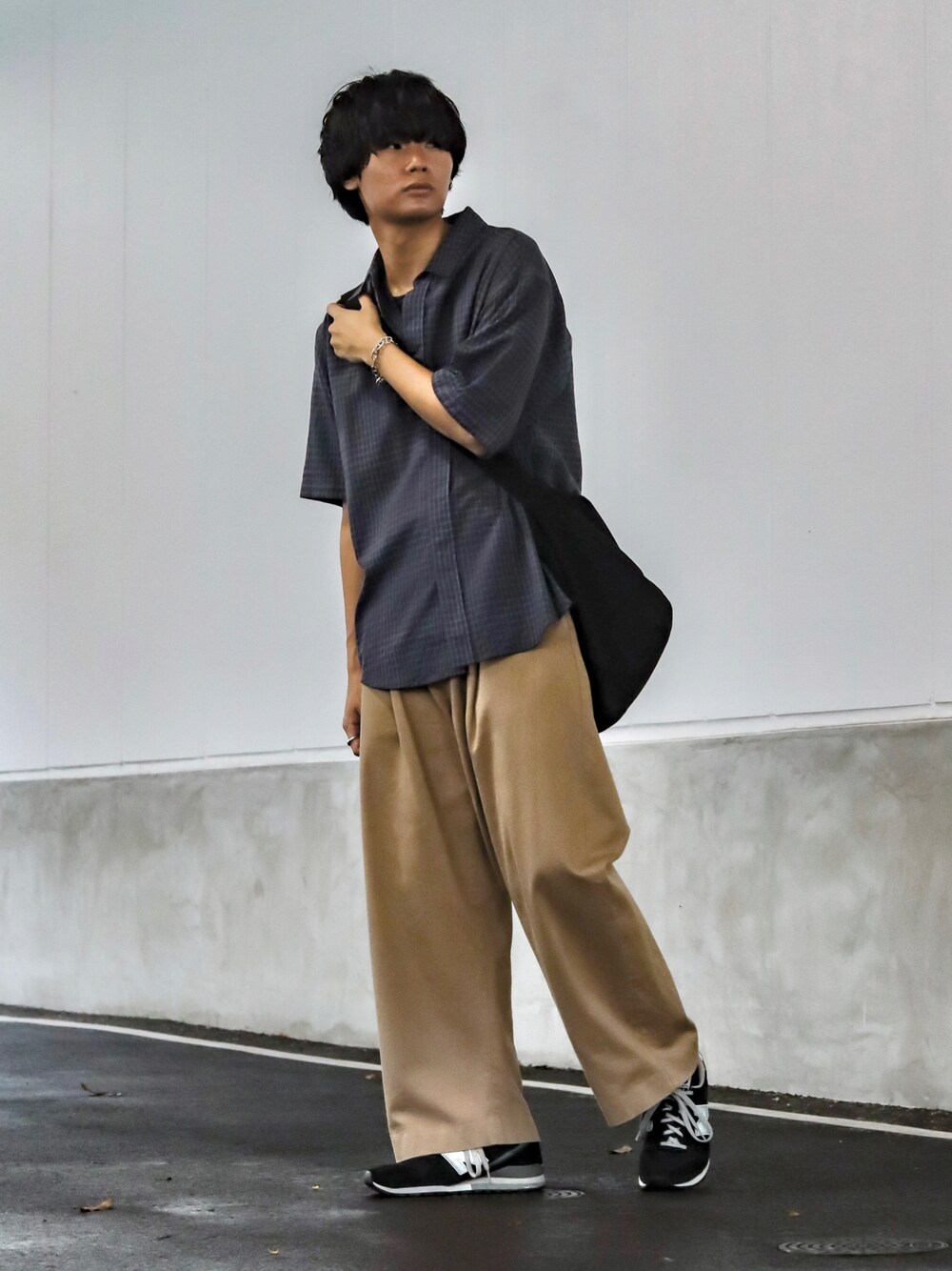 グレー系のシャツ/ブラウス、ベージュ系のその他パンツ、ブラック系のスニーカーを着用したメンズの夏コーディネートの1枚目の写真