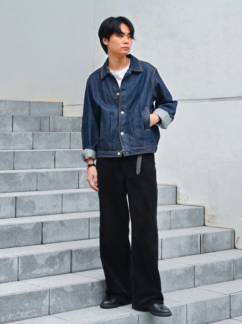 ホワイト系のTシャツ/カットソー、ブラック系のドレスシューズ、ブルー系のデニムジャケットを着用したメンズの秋コーディネートの1枚目の写真