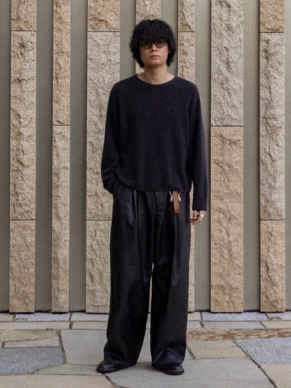 ブラック系のスラックス、ブラック系のドレスシューズ、ブラック系のニット/セーターを着用したメンズの冬コーディネートの1枚目の写真