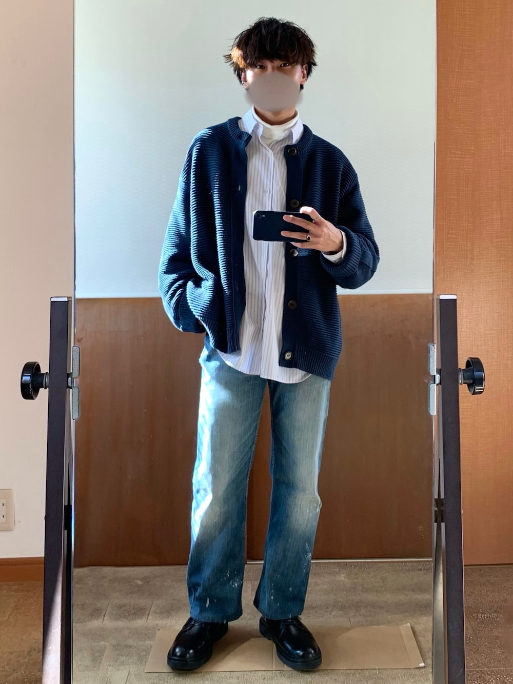 ブルー系のカーディガン/ボレロ、ホワイト系のTシャツ/カットソー、ホワイト系のシャツ/ブラウスを着用したメンズの冬コーディネートの1枚目の写真