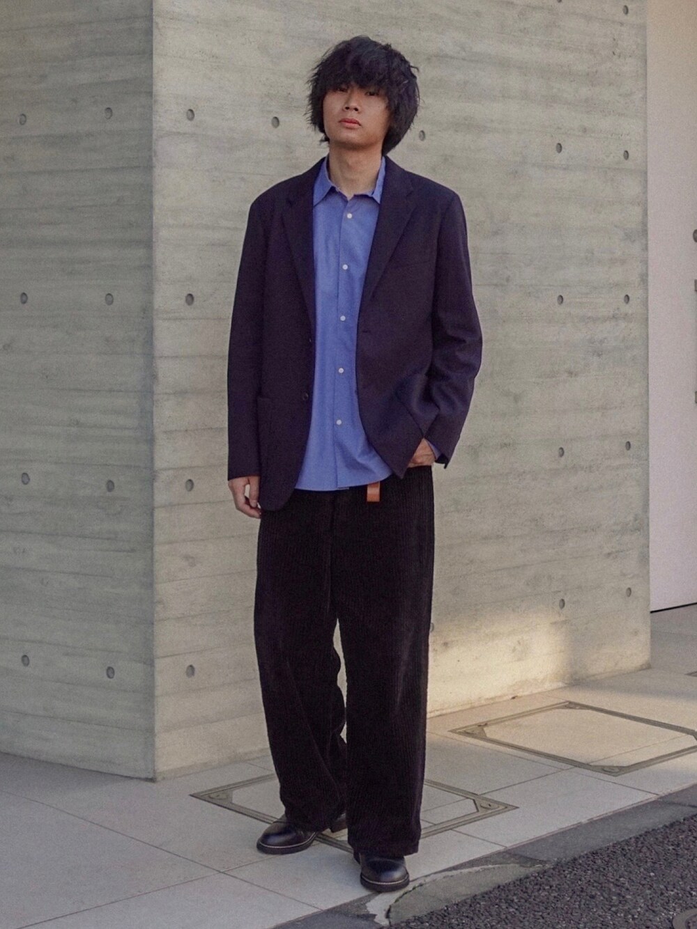 ブルー系のシャツ/ブラウス、ブラック系のドレスシューズ、ブルー系のテーラードジャケットを着用したメンズの冬コーディネートの1枚目の写真