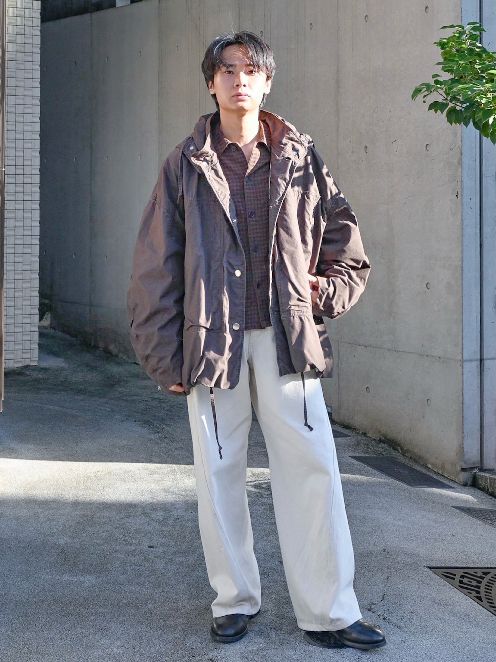 ブラック系のブーツ、ブラウン系のシャツ/ブラウス、ホワイト系のデニムパンツを着用したメンズの秋コーディネートの1枚目の写真