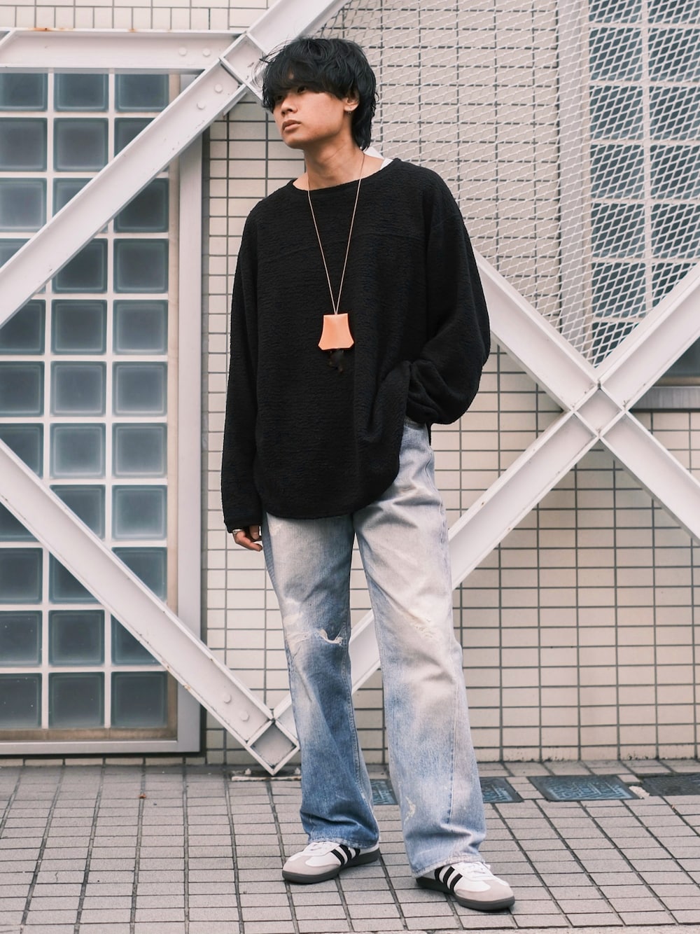 「ファッションを楽しもう、WEARyouthコーデ、今日のコスメと服、スウェット、スニーカー、デニム、samba、アディダス、秋コーデ、シンプルコーデ、スポーツミックス、お出かけコーデ、ビッグシルエット、淡色コーデ、差し色コーデ」｜「Our LegacyのTHIRD CUT（デニムパンツ、ブルー系）」を使った、平莉川己夢(コム)さん（メンズ・174cm）の秋コーディネートの1枚目の写真