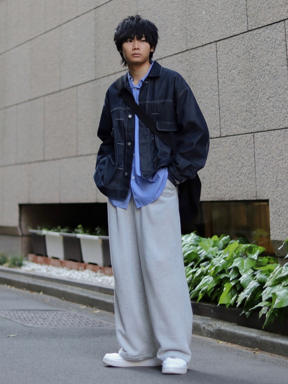 ブルー系のセットアップ、ブルー系のシャツ/ブラウス、グレー系のスウェットパンツを着用したメンズの春コーディネートの1枚目の写真