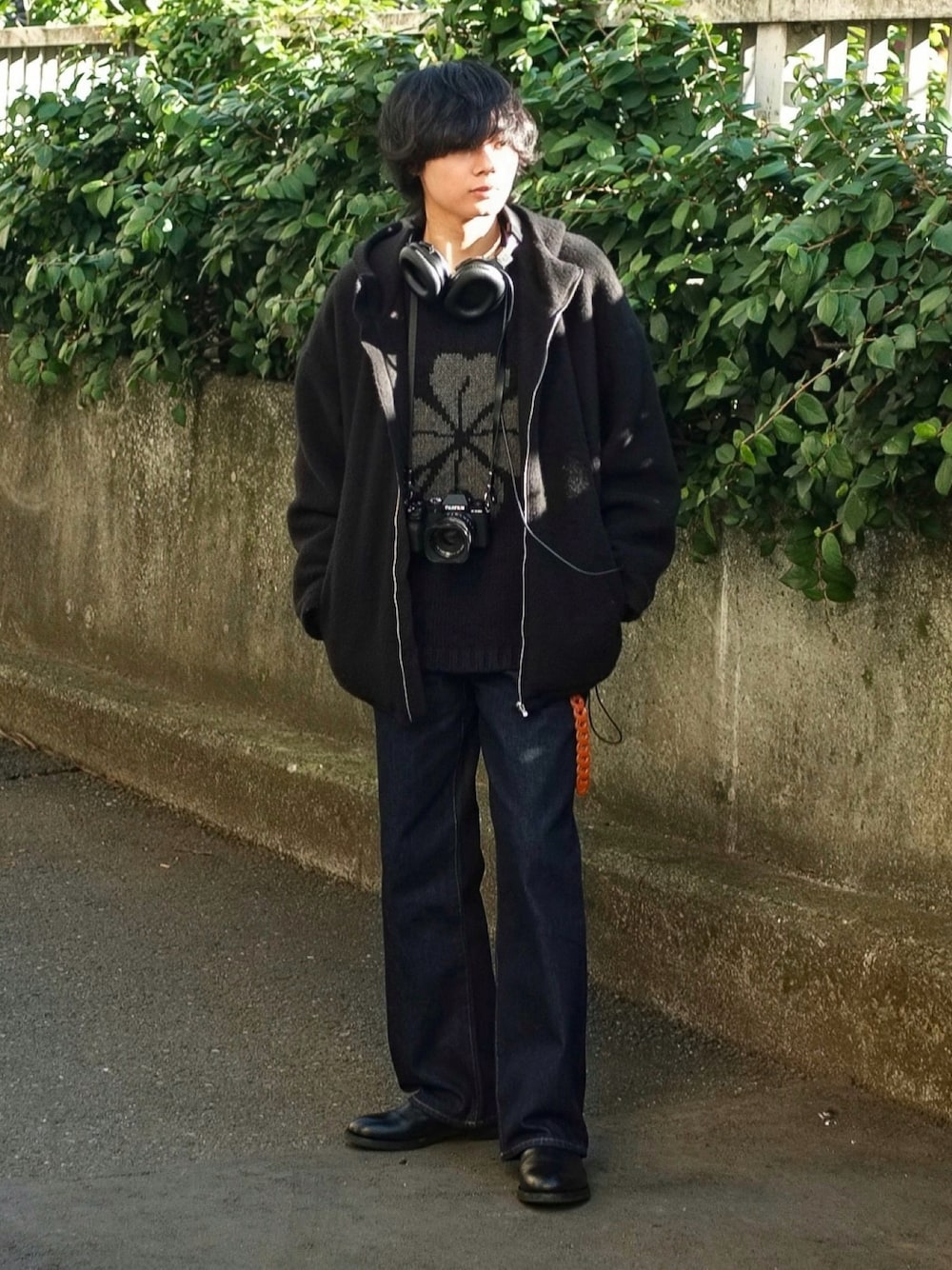 ブルー系のデニムパンツ、ブルー系のニット/セーター、ブラック系のブルゾンを着用したメンズの冬コーディネートの1枚目の写真