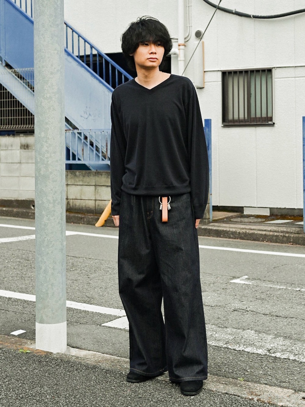 ブルー系のデニムパンツ、ブラック系のブーツ、ブラック系のニット/セーターを着用したメンズの春コーディネートの1枚目の写真