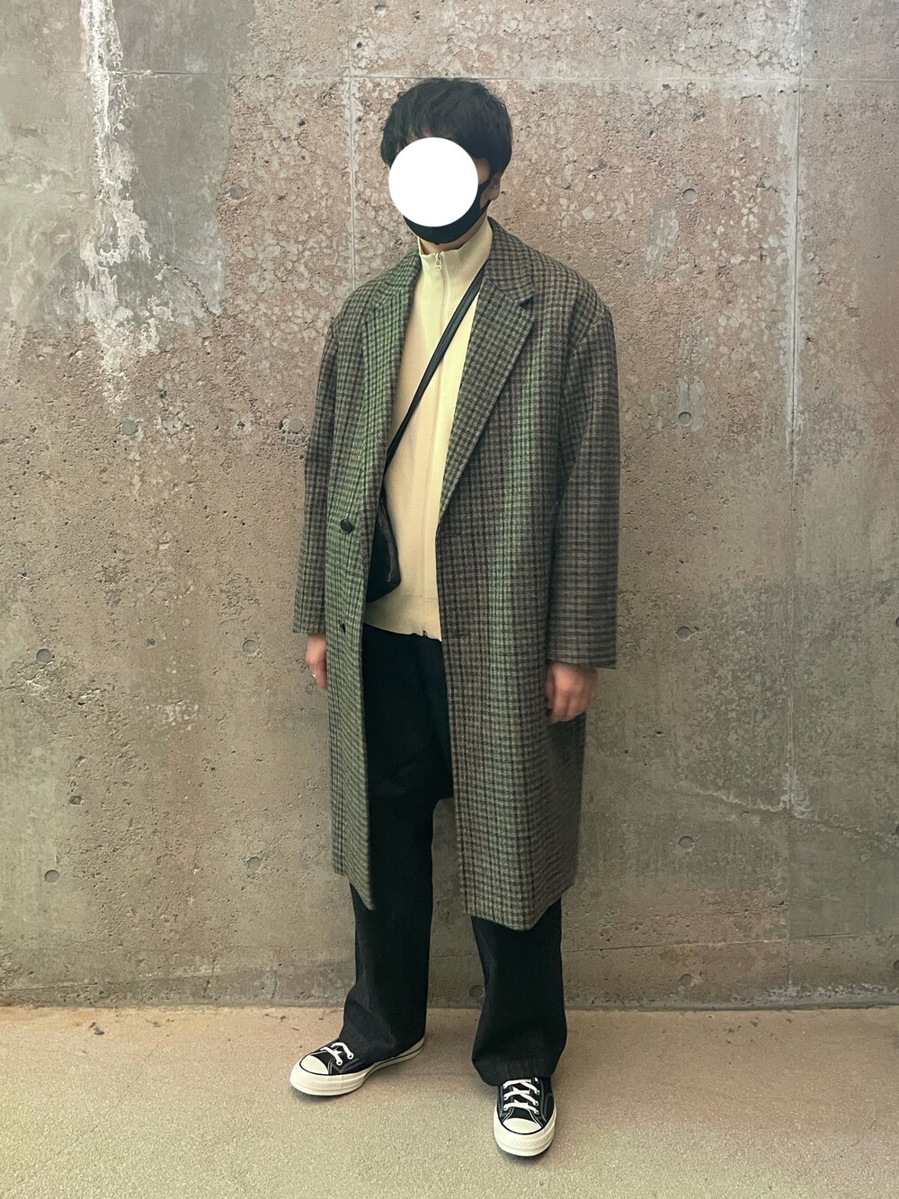 「クリスマスに着たい服、休日スタイル、スニーカーコーデ、チェック柄、ロングコート、ビッグシルエット、デニム、UNIQLO、ドライバーズニット、ミニバッグ、チェスターコート、シンプルコーデ、レイヤードスタイル、UNIQLOU、巾着バッグ」｜「CONVERSEのアイテム（スニーカー、ブラック系）」を使った、naruse さん（メンズ・183cm）の冬コーディネートの1枚目の写真