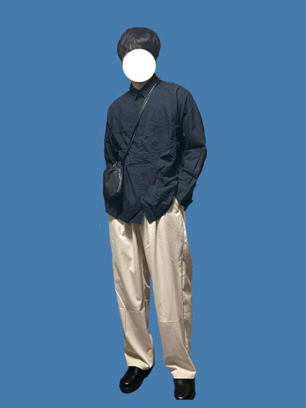 「UNIQLO、休日スタイル、革靴、巾着バッグ、シャツスタイル、ミニバッグ、秋服、ネイビー、ホワイト、ワイドパンツ、ブラック」｜「STYLEMIXERのワイドルーズスリータックパンツ（スラックス、ホワイト系）」を使った、naruse さん（メンズ・183cm）の秋コーディネートの1枚目の写真