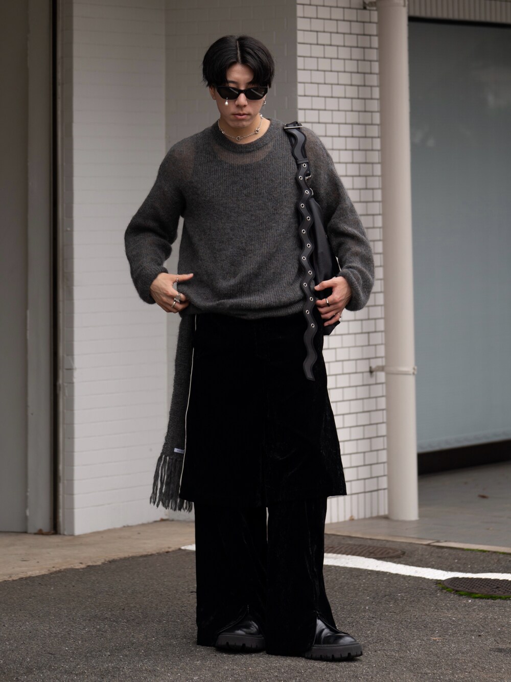 「SUBLATIONSのアイテム（ニット/セーター、グレー系）」を使った、kaiさん（メンズ・175cm）の冬コーディネートの1枚目の写真