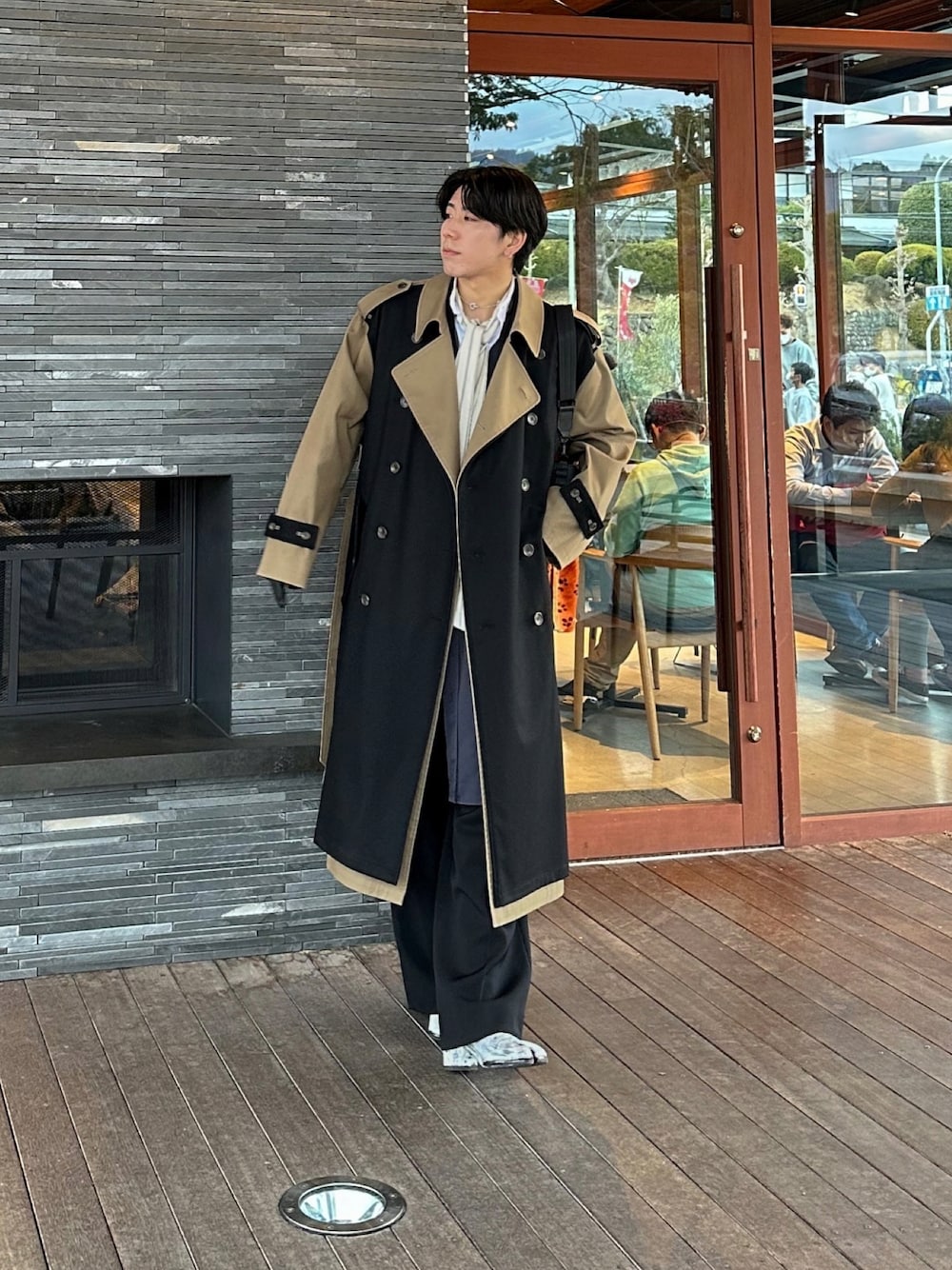 「steinのアイテム（トレンチコート、ベージュ系）」を使った、kaiさん（メンズ・175cm）の冬コーディネートの1枚目の写真