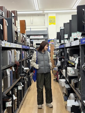 「アイテム（ダウンベスト、グレー系）」を使った、はんみさん（レディース・157cm）の秋コーディネート