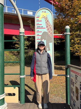 「アイテム（ダウンベスト、グレー系）」を使った、はんみさん（レディース・157cm）の秋コーディネート