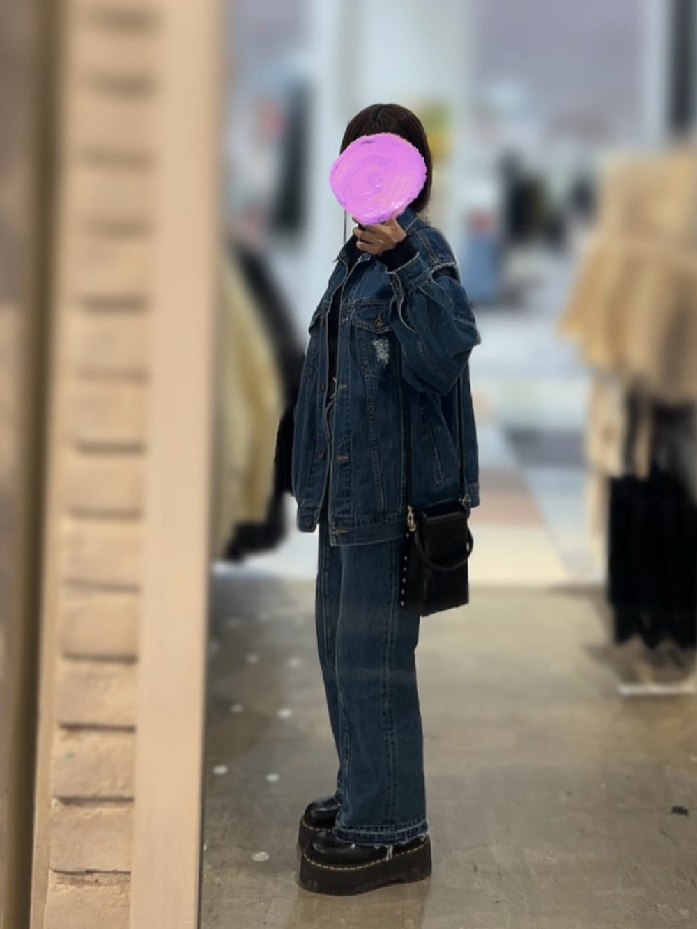 ブルー系のデニムジャケット、ブルー系のデニムパンツ、ブラック系のブーツを着用したレディースの冬コーディネートの1枚目の写真