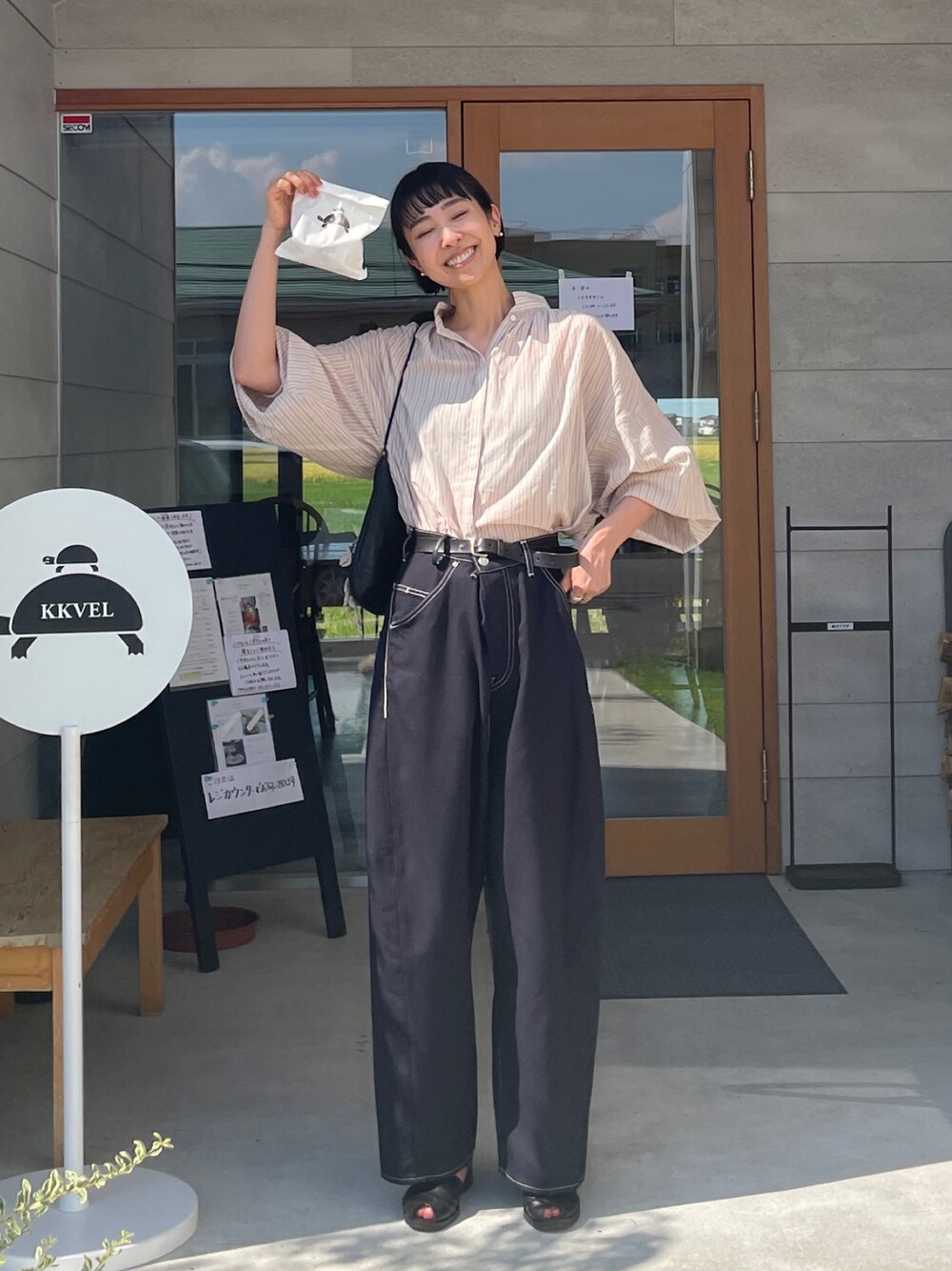 「秋コーデ、シンプルコーデ、秋服準備はじめました、パンツコーデ、カジュアル、プチプラコーデ、オーバーサイズ、ストライプ、ベージュ、旅行、ブラウス、高身長女子、ワイドパンツ」｜「niko and...のプレミアムローンコクーンブラウス2（シャツ/ブラウス、ベージュ系）」を使った、hoyanさん（レディース・174cm）の秋コーディネートの1枚目の写真