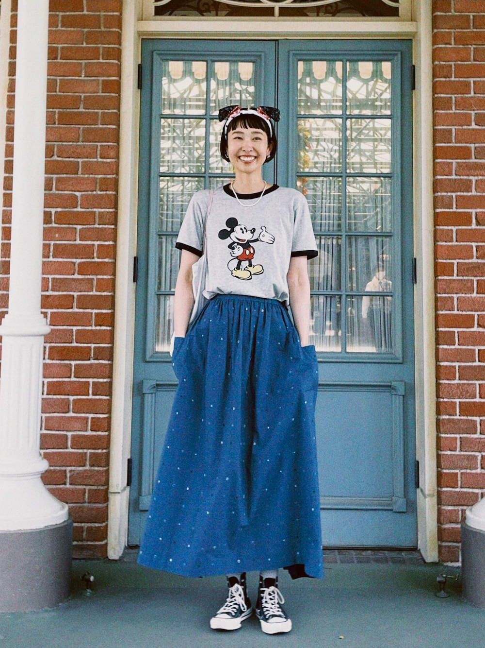 「春夏コーデ、お出かけコーデ、オトナカワイイ、カジュアルコーデ、楽チンコーデ、スニーカー、ディズニーコーデ、キャラT、UT、ミッキー、高身長女子、ミナペルホネン、コンバース、カラーコーデ」｜「mina perhonenのアイテム（スカート、ブルー系）」を使った、hoyanさん（レディース・174cm）の春コーディネートの1枚目の写真