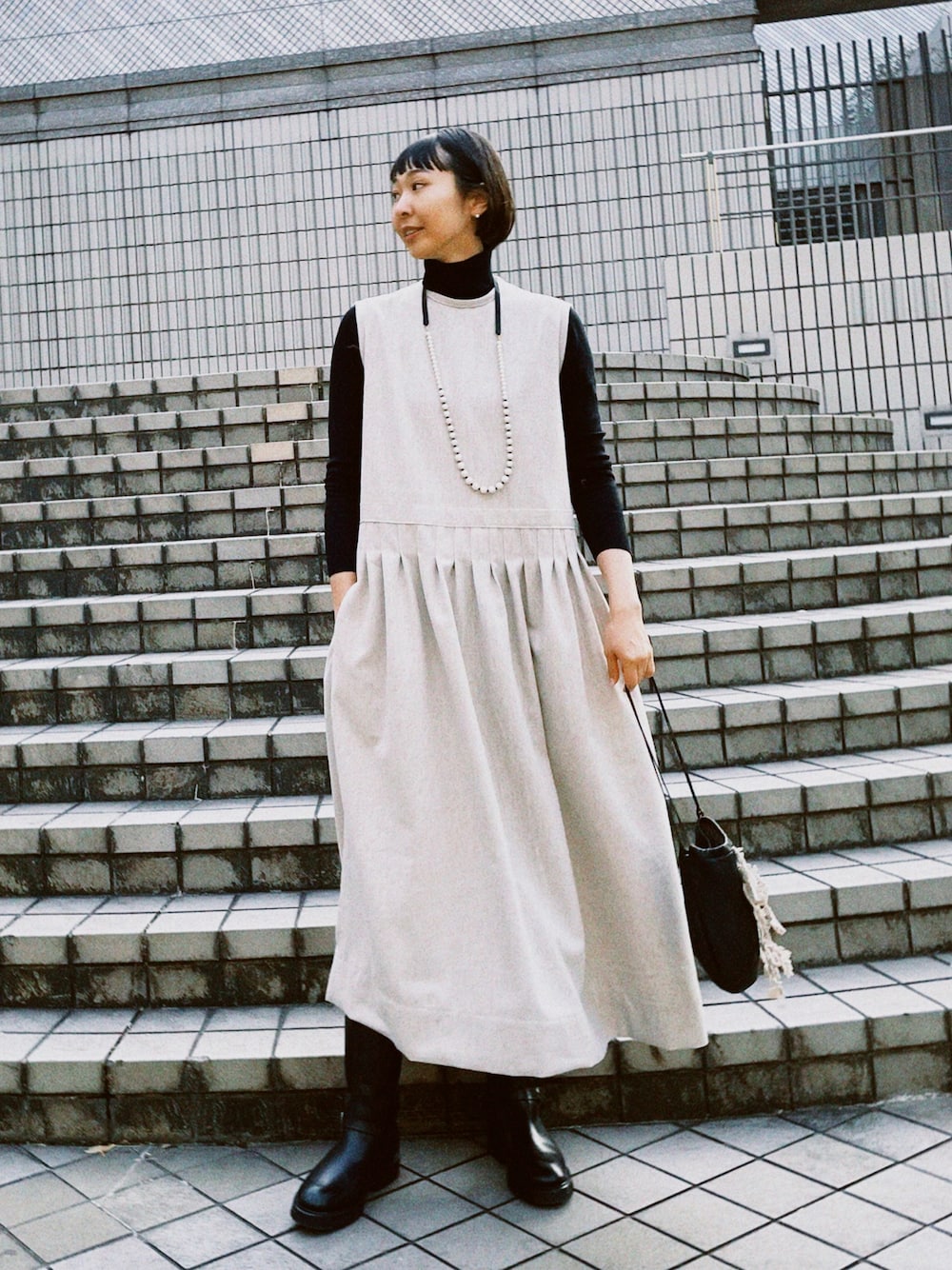 「大人カジュアル、休日スタイル、春先取り、カジュアル、ゆったりコーデ、大人かわいい、スカートスタイル、ベージュ、フェミニン、ブーツスタイル、ハンドメイド、ワンピース、リンネル、ミナペルホネン、コットンパール」｜「hoyaのアイテム（ワンピース/ドレス、ベージュ系）」を使った、hoyanさん（レディース・174cm）の冬コーディネートの1枚目の写真