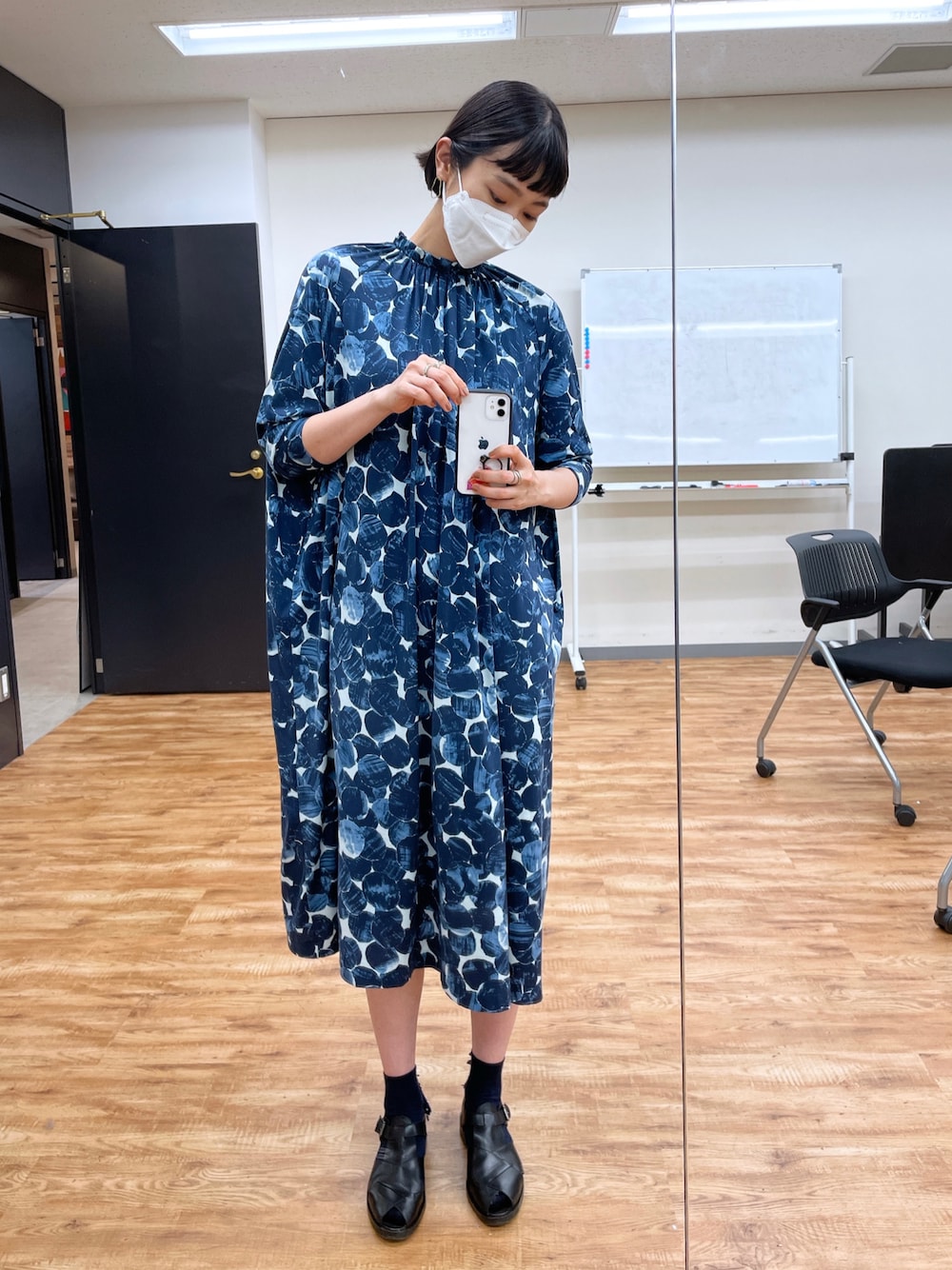 「大人カジュアル、秋のコーデ、ゆったりコーデ、秋服準備はじめました、大人ガーリー、ワンピース、フェミニン、ミナペルホネン、秋先取りコーデ、マーガレット・ハウエル(MARGARET HOWELL)、高身長女子、夏の終わり、休日スタイル、カットソーワンピース」｜「mina perhonenのアイテム（ワンピース/ドレス、ブルー系）」を使った、hoyanさん（レディース・174cm）の秋コーディネートの1枚目の写真
