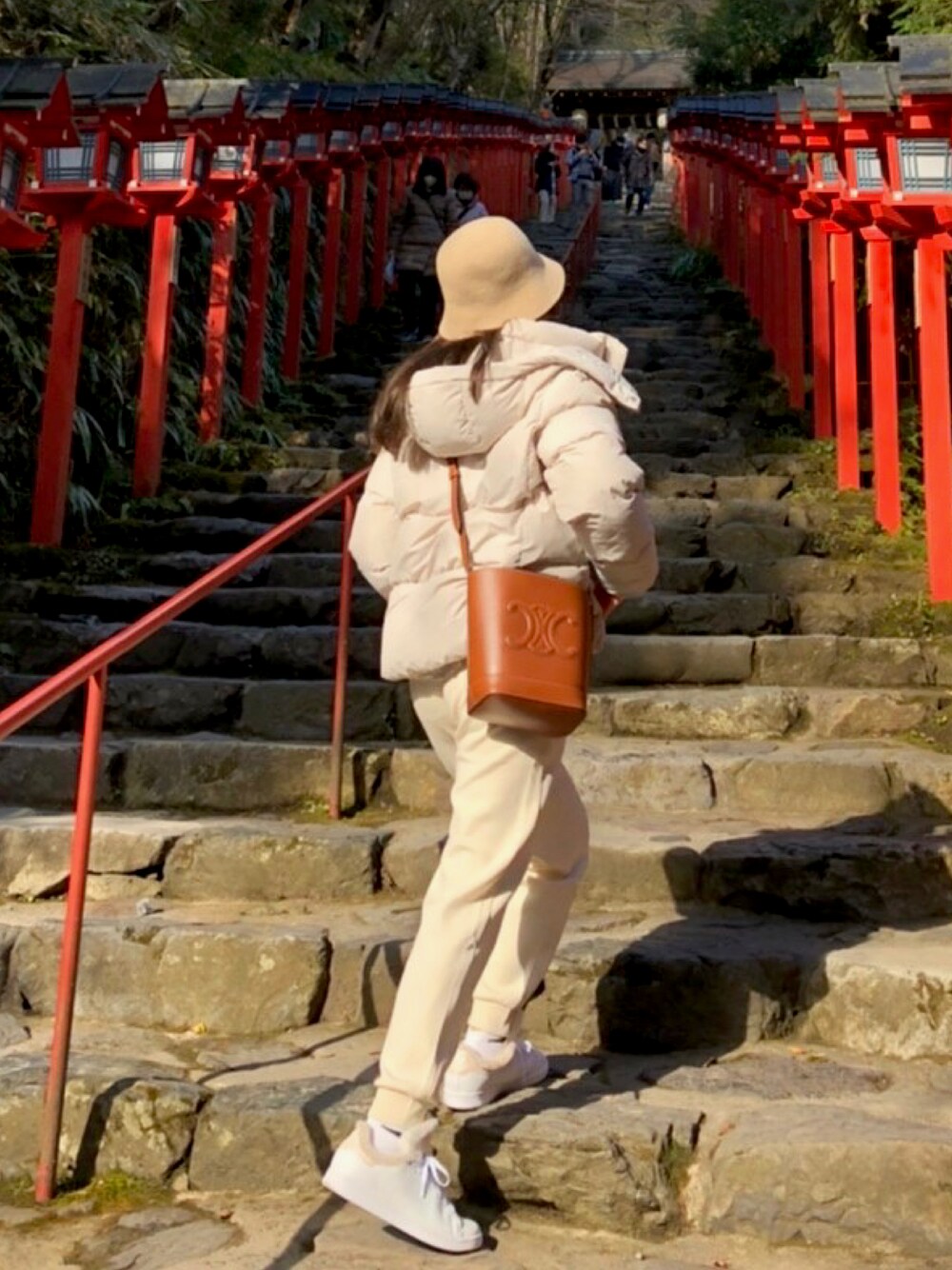 「ドライスウェットジョガーパンツ、CELINE、ヒートパデットブルゾン、ウールブレンドハット、淡色コーデ」｜「UNIQLOのアイテム（パンツ、ホワイト系）」を使った、Miyabiさん（レディース・160cm）の冬コーディネートの1枚目の写真