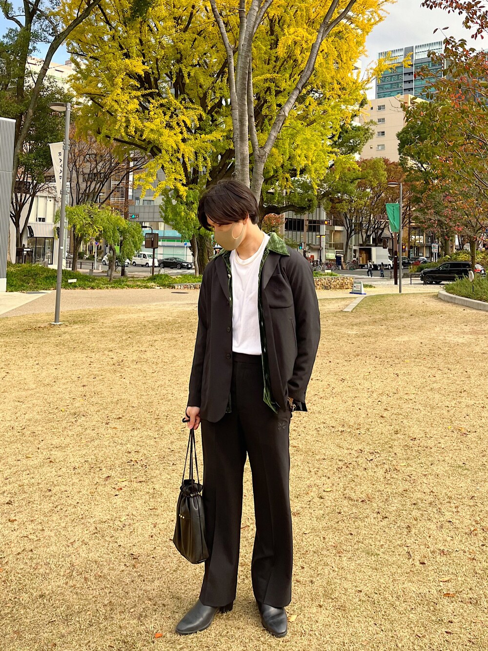 ブラック系のテーラードジャケット、グリーン系のシャツ/ブラウス、ホワイト系のTシャツ/カットソーを着用したメンズの秋コーディネートの1枚目の写真