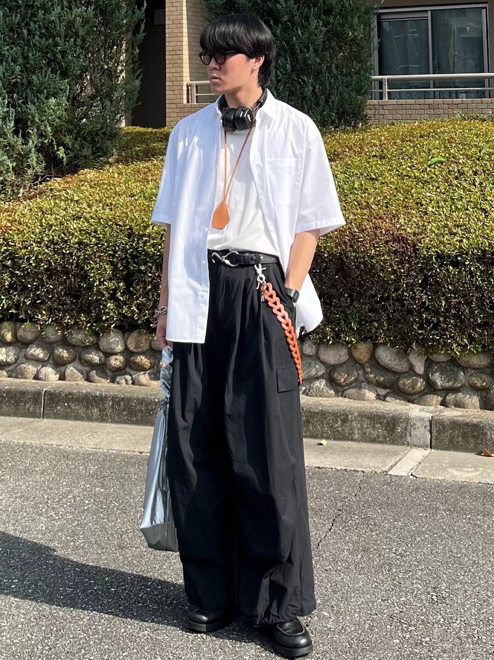 「レイヤードスタイル、お出かけコーデ、プチプラ、古着MIX、アツいコーデ全部見せ、シャツスタイル、カーゴパンツ、サングラス、メガネ男子、夏コーデ、スポーツミックス、トートバッグ、スニーカー、モノトーン、厚底シューズ」｜「WYM LIDNMのMICRO SPAN BASIC WIDE H/S SHIRT（シャツ/ブラウス、ホワイト系）」を使った、takumaさん（メンズ・180cm）の夏コーディネートの1枚目の写真
