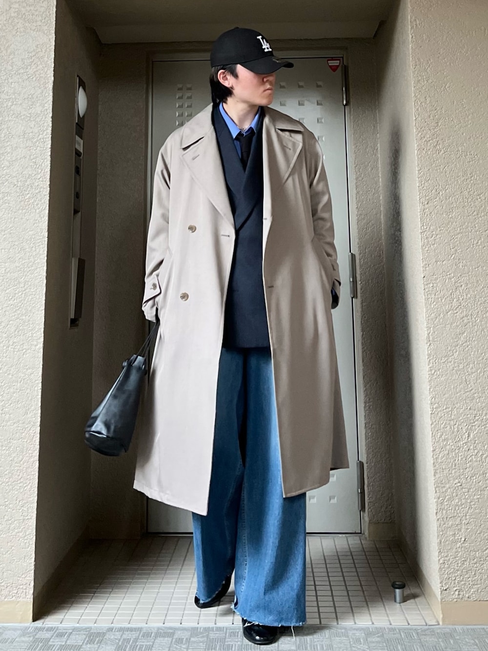 「休日スタイル、シンプルコーデ、デートコーデ、レイヤードスタイル、デニム、春コーデ、春色、春アウター、春服みてみて、大人カジュアル、お出かけコーデ、デニムコーデ、ジャケットスタイル、シャツスタイル、ジャケットコーデ」｜「WYM LIDNMのPE LIGHT TWILL MINIMAL TRENCH（トレンチコート、ベージュ系）」を使った、takumaさん（メンズ・180cm）の春コーディネートの1枚目の写真